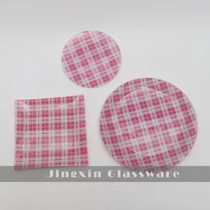 Der handgefertigte Kerzenhalter aus rosa kariertem Glas