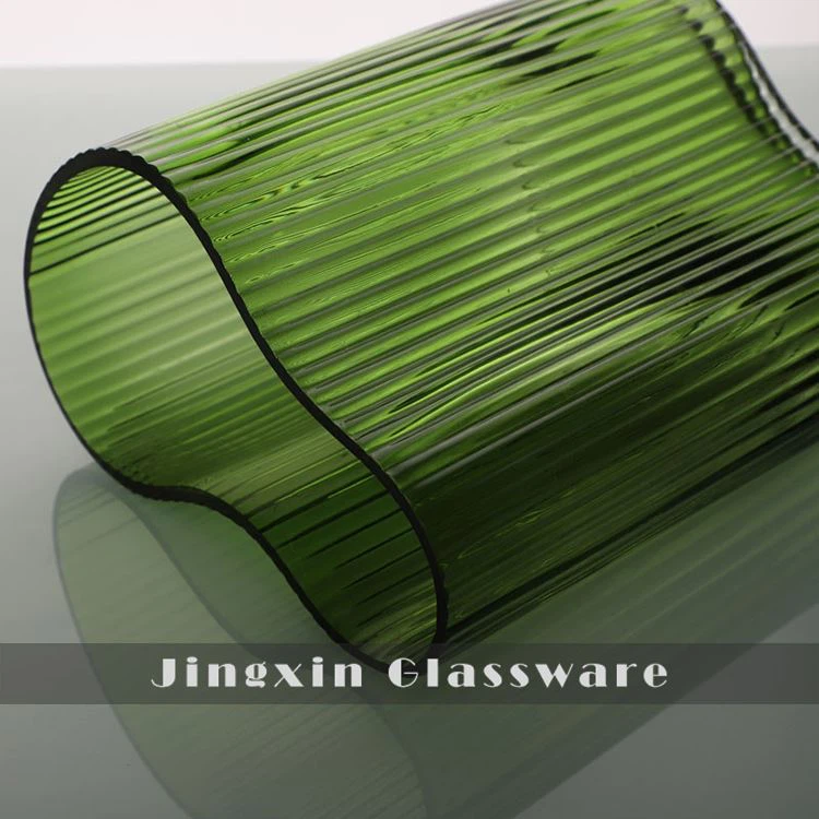 Grün gestreifte Glasvase