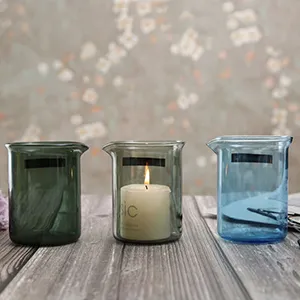 Einfarbiger Glasbecher