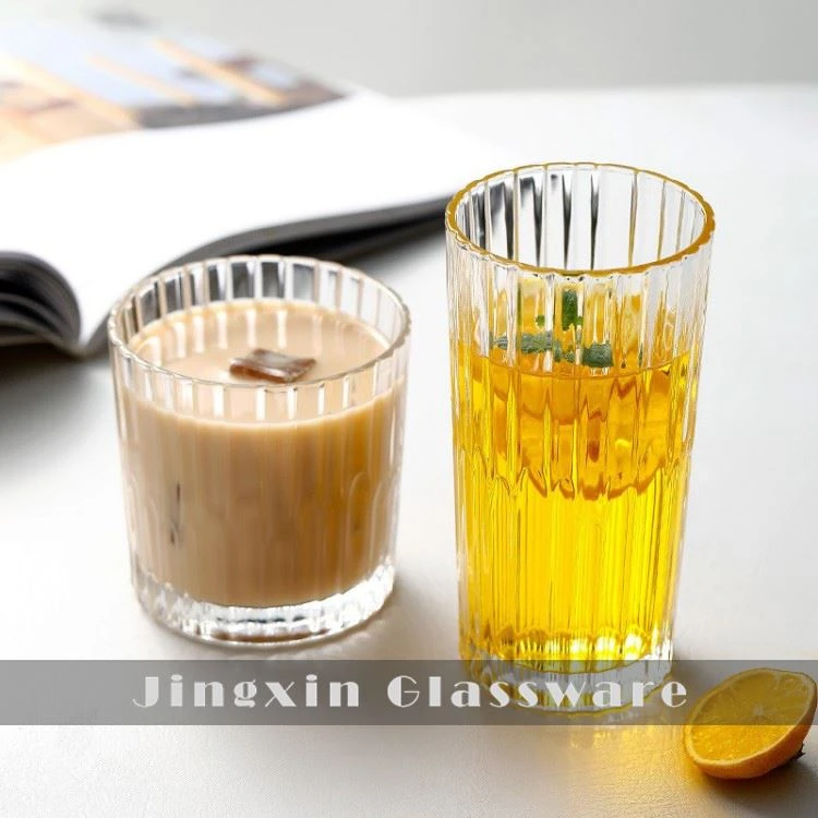 Vertikal gestreifter Glasbecher